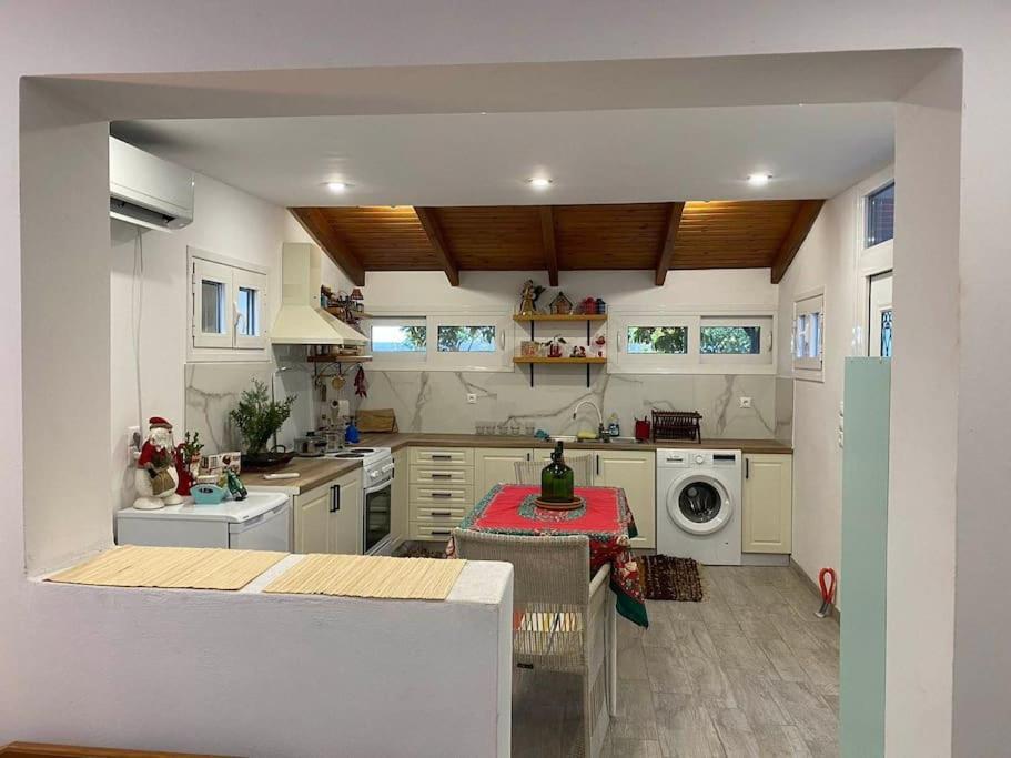 A Modern Farmhouse With Big Garden Trapeza  Экстерьер фото