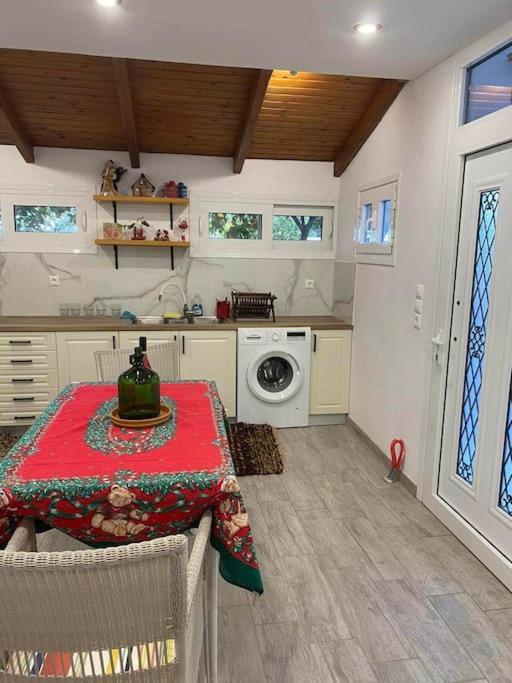 A Modern Farmhouse With Big Garden Trapeza  Экстерьер фото