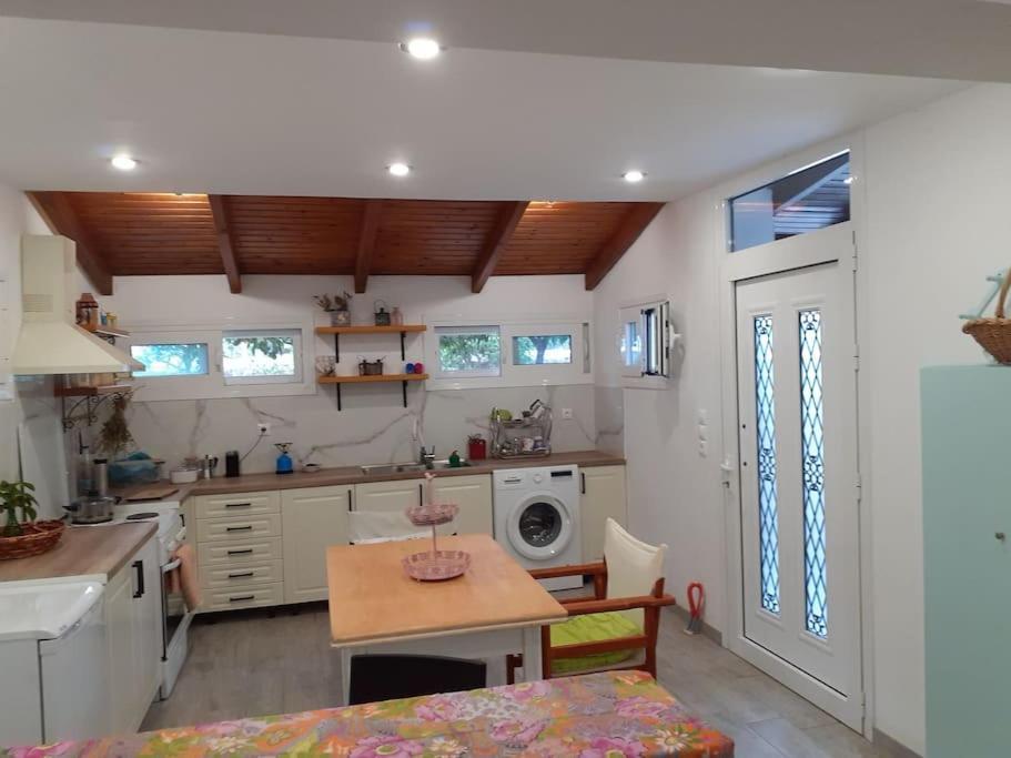 A Modern Farmhouse With Big Garden Trapeza  Экстерьер фото
