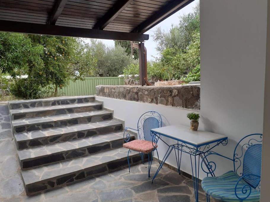 A Modern Farmhouse With Big Garden Trapeza  Экстерьер фото