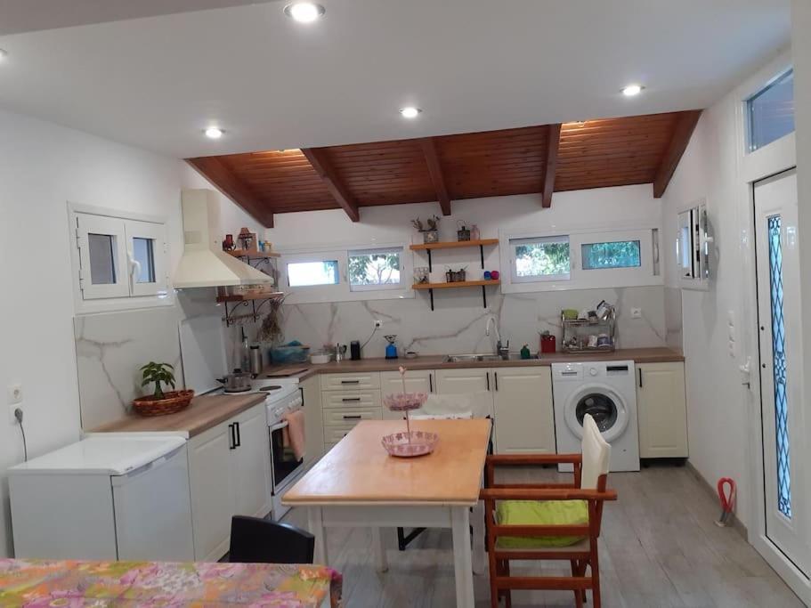 A Modern Farmhouse With Big Garden Trapeza  Экстерьер фото
