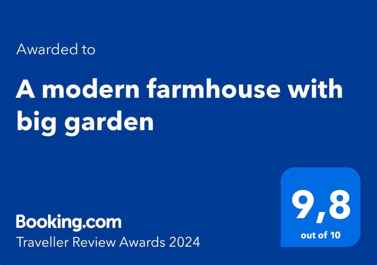 A Modern Farmhouse With Big Garden Trapeza  Экстерьер фото